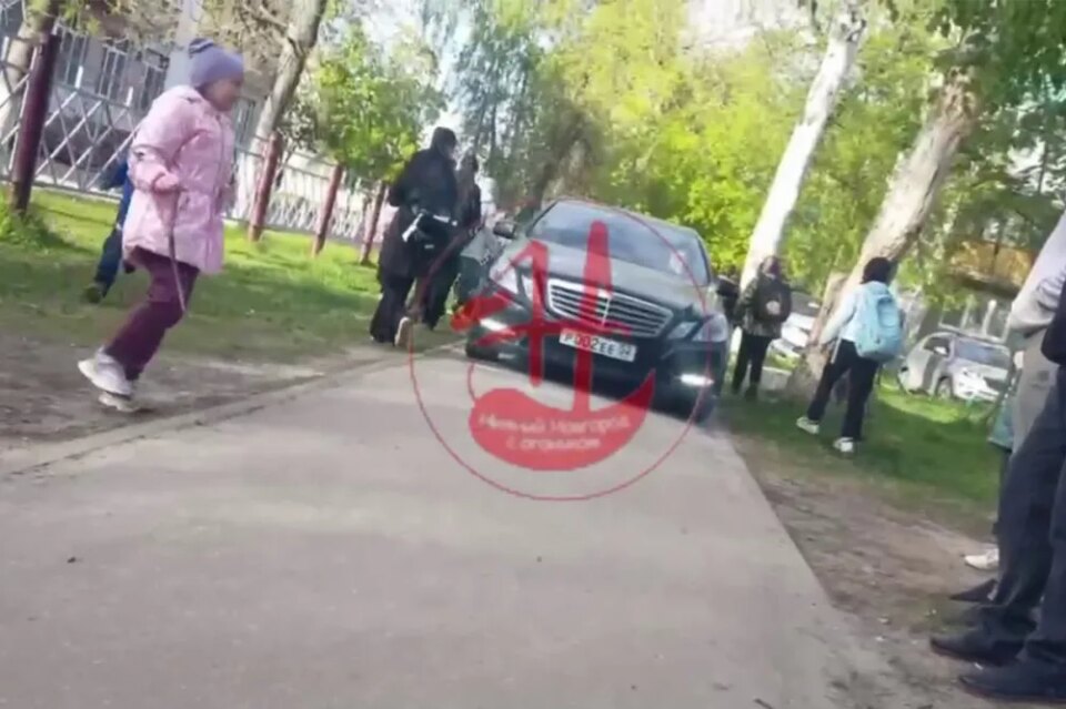 Фото Иномарка ездила по пешеходной дорожке у школы в Нижнем Новгороде - Новости Живем в Нижнем