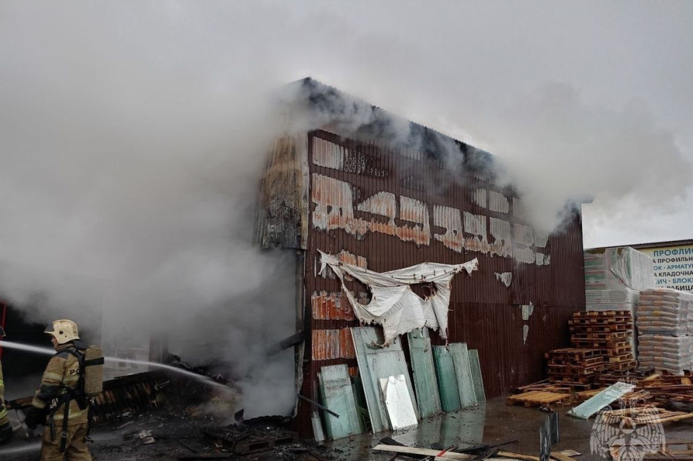 Фото Пожар в Советском районе: огонь вспыхнул в нижегородском торговом павильоне - Новости Живем в Нижнем