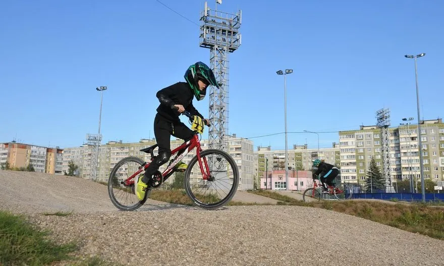 90 подростков осваивают велотрассу BMX на стадионе «Чайка» в Нижнем Новгороде