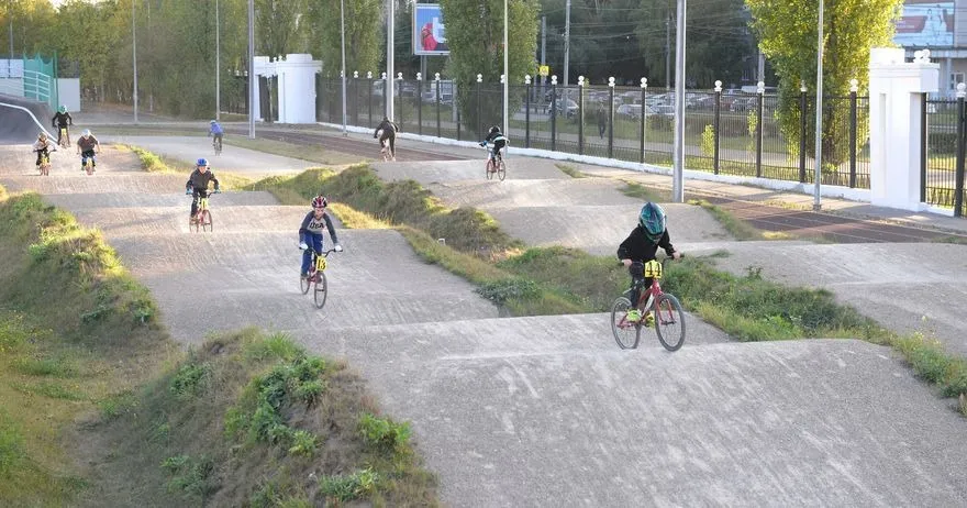 90 подростков осваивают велотрассу BMX на стадионе «Чайка» в Нижнем Новгороде